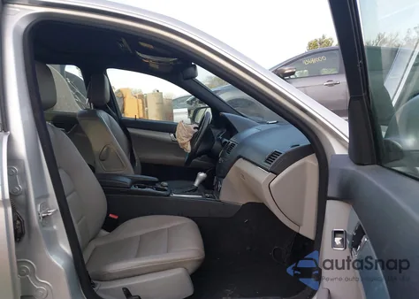 2008 Mercedes-Benz C 300 Luxury/Sport z USA, uszkodzony, nr VIN WDDGF54X28F101119